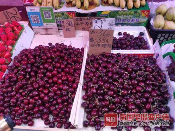 近段时间，贵阳市场国产和进口水果纷纷降价